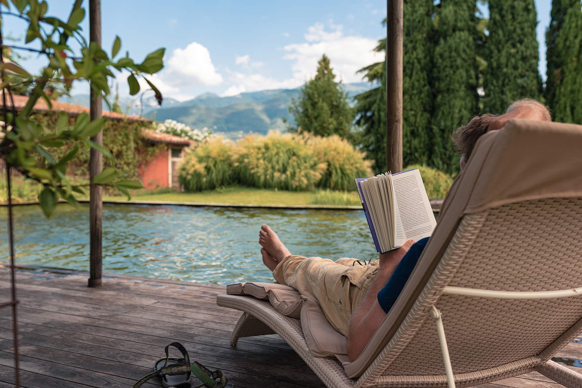 Lettura al biolago, armonia tra acqua e natura